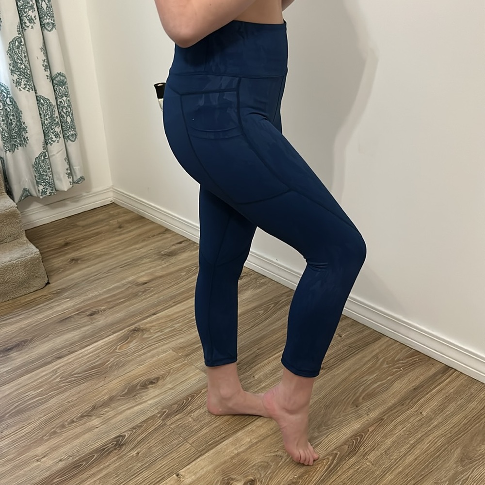 ZYIA Active Women’s Blue Camouflage Print Leggings with Pockets in size 8-10